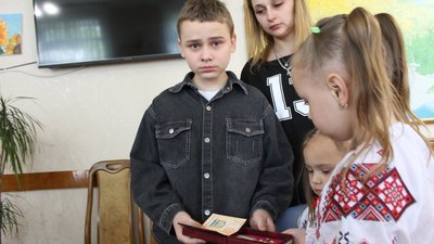 Родина молодшого сержанта Миколи Думанського отримує його нагороду орден "За мужність"