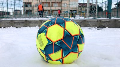 "Біг зігріває": як у -8 градусів в Ужгороді проводили "Кубок Діда Мороза" з мініфутболу "Біг зігріває": як у -8 градусів в Ужгороді проводили "Кубок Діда Мороза" з мініфутболу