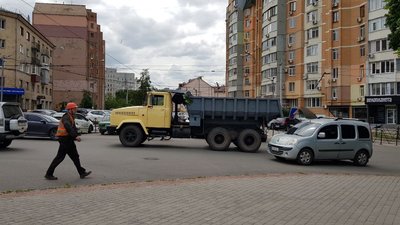 У Харкові електроопора впала на автомобіль У Харкові електроопора впала на автомобіль
