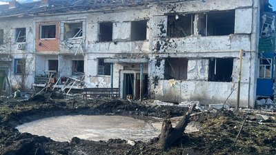 Пошкоджений будинок у Золочеві після удару ракет РФ