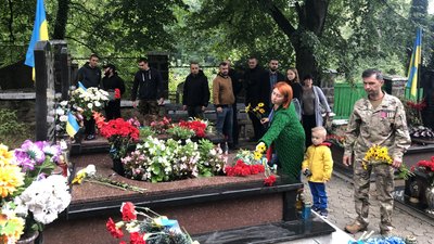Українських воїнів вшанували в Ужгороді на Пагорбі Слави
