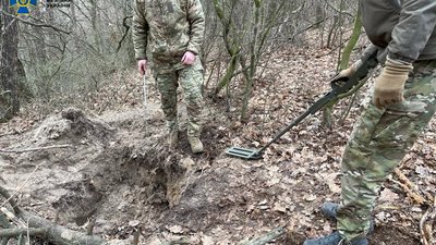 Спецпризначенці відкопали схрон зброї у затриманого на Харківщині бойовика — СБУ Спецпризначенці відкопали схрон зброї у затриманого на Харківщині бойовика — СБУ
