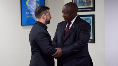 Президент України Володимир Зеленський під час зустрічі з лідером ПАР Сирілом Рамафосою