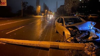 У Рівному водій влетів у інше авто, а потім у стовп. Пройти освідування відмовився