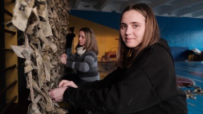 Плетуть маскувальні сітки та роблять протитанкові їжаки. Як буковинці допомагають армії Плетуть маскувальні сітки та роблять протитанкові їжаки. Як буковинці допомагають армії