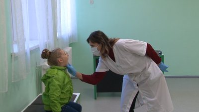Виїхали через обстріли: медсестра з Лисичанська працює в черкаській школі