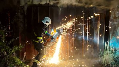 Рятувальник відкриває гараж, звідки йде дим
