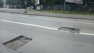 Розмітка у ямах на вулиці Грушевського в Ужгороді: що кажуть водії і виконавець робіт Розмітка у ямах на вулиці Грушевського в Ужгороді: що кажуть водії і виконавець робіт