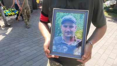 У Луцьку провели в останню путь військового Максима Єремію У Луцьку провели в останню путь військового Максима Єремію