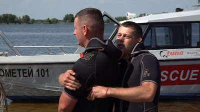 На одному з пляжів у Черкасах відпочивальників навчили рятувати людей, які тонуть На одному з пляжів у Черкасах відпочивальників навчили рятувати людей, які тонуть