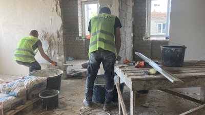 Відбудувати будинки, в яких живуть та куди будуть повертатися: як у Дергачах відновлюють домівки Відбудувати будинки, в яких живуть та куди будуть повертатися: як у Дергачах відновлюють домівки