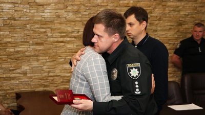Родинам загиблих поліцейських вручили державні нагороди Родинам загиблих поліцейських вручили державні нагороди