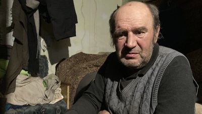 "Сам собі господар": лозів'янин майже рік живе у розбитому російською ракетою будинку "Сам собі господар": лозів'янин майже рік живе у розбитому російською ракетою будинку