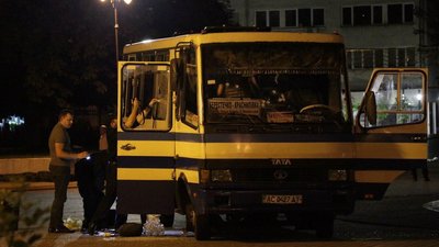 У центрі Луцька чоловік захопив заручників в автобусі. Їх звільнено У центрі Луцька чоловік захопив заручників в автобусі. Їх звільнено