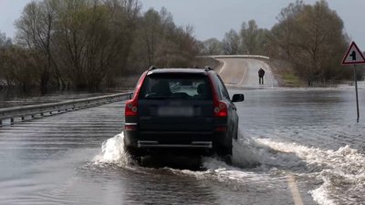 Моторний човен замість підтопленого моста: на Новгород-Сіверщині розлилася Десна Моторний човен замість підтопленого моста: на Новгород-Сіверщині розлилася Десна