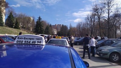 У Луцьку розпочали дезинфікувати таксі У Луцьку розпочали дезинфікувати таксі