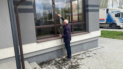 У львівському храмі, де ховалися люди, через падіння ракети вибило вікна У львівському храмі, де ховалися люди, через падіння ракети вибило вікна