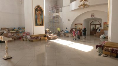 "Служба йде, люди носять ящики": у монастирі на Рівненщині облаштували волонтерський штаб