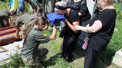 На Закарпатті попрощалися із військовим Дмитром Панасовським