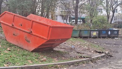 куди викидати опале листя у Чернівцях