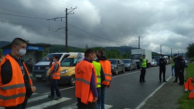 На Львівщині люди перекривають дорогу — вимагають, щоб її відремонтували