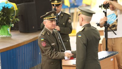 Близько 200 випускників Житомирського військового інституту отримали дипломи та військові звання