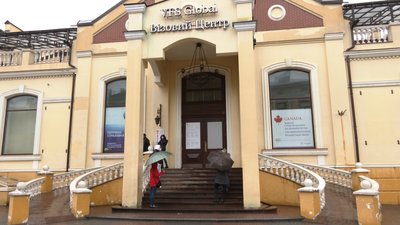 У Львові провели "тихий протест" під стінами візового центру
