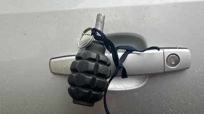 У Миколаєві на автомобіль місцевого жителя невідомі прикріпили муляж гранати