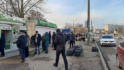 У Запоріжжі до автозаправок та банкоматів утворилися черги У Запоріжжі до автозаправок та банкоматів утворилися черги