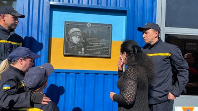У Харкові встановили дошку на честь загиблого рятувальника Олександра Подольского У Харкові встановили дошку на честь загиблого рятувальника Олександра Подольского