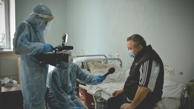 "Ми як на війні, та перемоги ще немає": один день з лікарем ковідного відділення в Одесі "Ми як на війні, та перемоги ще немає": один день з лікарем ковідного відділення в Одесі
