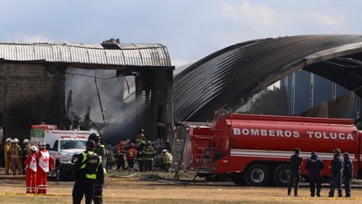 Пожежники та працівники Червоного Хреста
