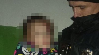 У Лисичанську дитина випала з вікна другого поверху, поки нікого не було вдома У Лисичанську дитина випала з вікна другого поверху, поки нікого не було вдома