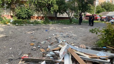 На місці вибуху, який стався 6 серпня у квартирі в Полтаві, лишаються уламки