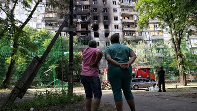 Жінки стоять біля будинку у Краматорську після обстрілу