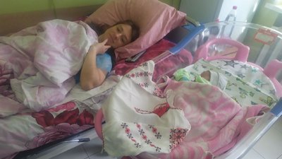 Народилися у День вишиванки: колектив апеляційного суду Вінниці подарував немовлятам українські сорочки