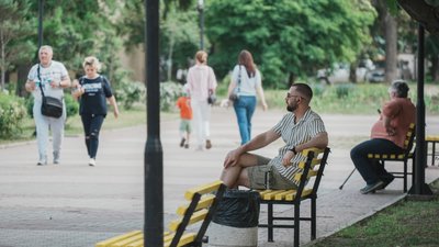 Люди відпочивають у парку в Ізюмі