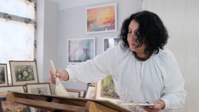 Художниця Лариса Куваєва працає над картиною Художниця Лариса Куваєва працає над картиною