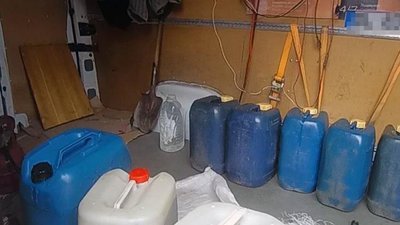 На Житомирщині чоловік продавав пальне з мікроавтобуса – поліція вилучила 300 літрів дизелю На Житомирщині чоловік продавав пальне з мікроавтобуса – поліція вилучила 300 літрів дизелю