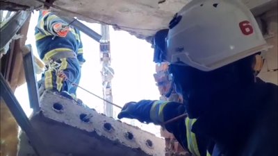 Обстріли Харкова: рятувальники розбирають завали на вулиці Холодногірській