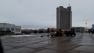 В Сумах почали встановлювати новорічну Ялинку В Сумах почали встановлювати новорічну Ялинку