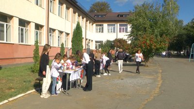 "Прищеплюємо дітям любов до України": на паркані вінницького ліцею намалювали орнамент вишивки "Прищеплюємо дітям любов до України": на паркані вінницького ліцею намалювали орнамент вишивки