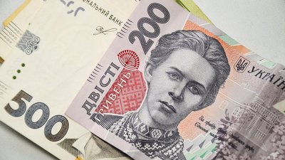 Отримував зарплату за п'ятьох. На Львівщині судитимуть колишнього директора школи