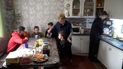 Виховує справжній "чоловічий батальйон". Запоріжанка взяла опіку одинадцятьох хлопців