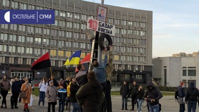 У центрі Сум влаштували акцію протесту проти подорожчання проїзду у маршрутках У центрі Сум влаштували акцію протесту проти подорожчання проїзду у маршрутках