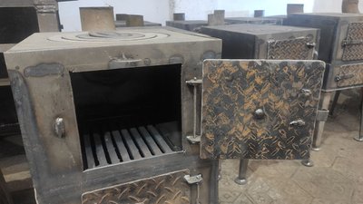 "Бандерпіч" для військових: на одному з волинських підприємств почали виготовляти буржуйки "Бандерпіч" для військових: на одному з волинських підприємств почали виготовляти буржуйки
