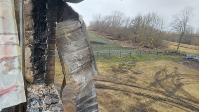 "Воєнних об’єктів тут ніколи не було" – наслідки російського обстрілу хотінської агрофірми "Воєнних об’єктів тут ніколи не було" – наслідки російського обстрілу хотінської агрофірми