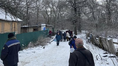 Потрощені двері, вікна та покрівля. У Часовому Яру обстріляли штаб гуманітарної місії “Проліска” Потрощені двері, вікна та покрівля. У Часовому Яру обстріляли штаб гуманітарної місії “Проліска”