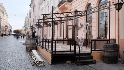 У Чернівцях почали демонтаж літніх майданчиків: оштрафували одного власника У Чернівцях почали демонтаж літніх майданчиків: оштрафували одного власника