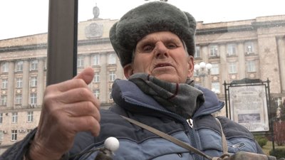 На вулицях Черкас грає 80-річний баяніст На вулицях Черкас грає 80-річний баяніст